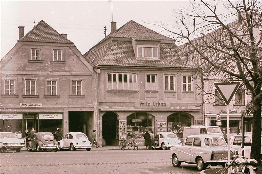 Hauptplatz 10 und 8 in den 1960er Jahren: Sattlerei Amann und Eisen-Urban (Foto: Stadtarchiv)