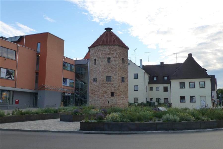 Hungerturm - mittelalterliches Baudenkmal in moderner Umgebung